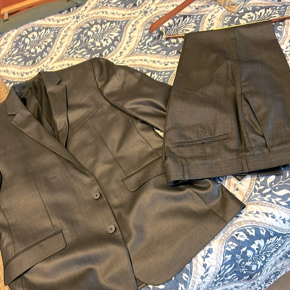 Kenneth Cole Metallic/Charcoal Suit S-42R/30x30